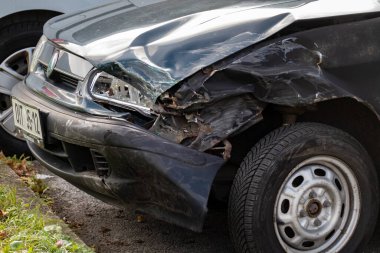 HAVIROV, CZECH REPUBLIC - 5 Ekim 2023: Kırık far ve Çek Skoda Felicia arabasının trafik kazasından sonra tamponunun kapatılması