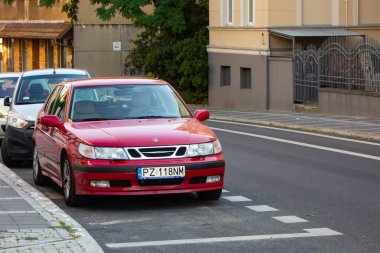 POZNAN, POLAND - 12 AĞUSTOS 2018: Kırmızı Saab 9-5 özel aracı sokağa park edildi
