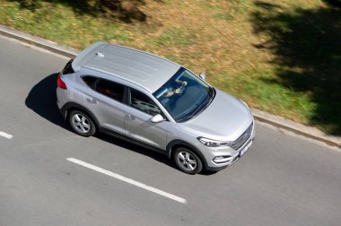 OSTRAVA, CZECHIA - 6 Ağustos 2024: hareket bulanıklığı efektli gümüş Hyundai Tucson TL SUV