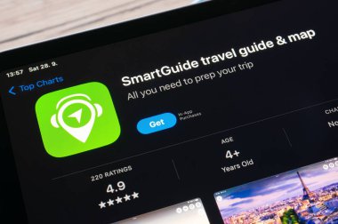 OSTRAVA, CZECHIA - 28 Eylül 2024: SmartGuide seyahat haritası uygulaması yüklenmek üzere uygulama mağazası