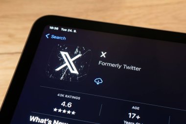 OSTRAVA, CZECHIA - SEPTEMBER 24, 2024: Elektronik aygıta yüklenecek X (Twitter) mobil uygulaması olan uygulama mağazası