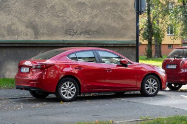 OSTRAVA, CZECHIA - 4 Ekim 2023: Kırmızı Mazda 3 (BM, BN, 3. nesil) Sedan versiyonunda alaşımlı tekerlekler