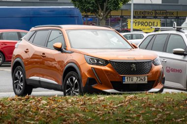 OSTRAVA, CZECHIA - 19 Ekim 2023: Orange Peugeot 2008 SUV (P24)