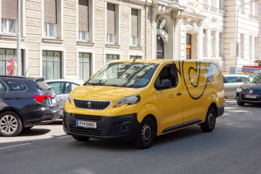 VIENNA, AUSTRIA - 29 Temmuz 2021: Avusturya Posta Şirketi 'nin Peugeot Expert III minibüsü Viyana sokaklarında