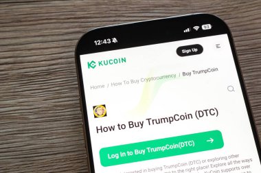 OSTRAVA, CZECHIA - 19 Ocak 2025: Resmi olmayan TrumpCoin DTC şifreli para biriminin nasıl satın alınacağı ile ilgili makaleli KuCoin web sitesi