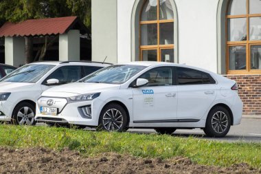 HAVIROV, CZECHIA - 12 Ekim 2023: Beyaz Hyundai Ioniq kaldırmalı elektrikli araba sokağa park edildi