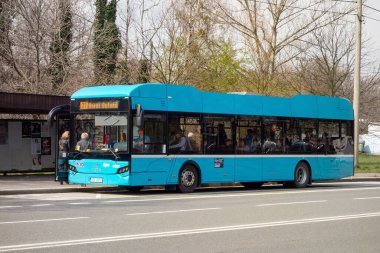 OSTRAVA, CZECH REPUBLIC - 13 Nisan 2023: Ekova Electron 12 elektrikli otobüs Ostrava Svinov 'da süperşarjlı bir tramvay