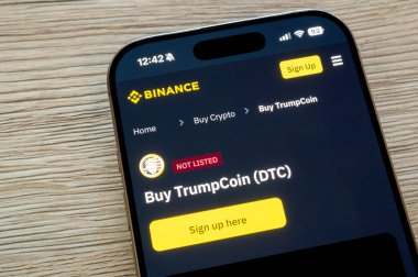 OSTRAVA, CZECHIA - 19 Ocak 2025: TrumoCoin (DTC) şifreleme jetonlu Binance web sitesi