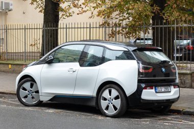 OSTRAVA, CZECHIA - 19 Ekim 2023: Beyaz BMW i3 elektrikli akü arabası sokağa park edildi