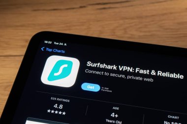 OSTRAVA, CZECHIA - 24 Eylül 2024: Surfshark VPN güvenlik mobil uygulaması yüklenmek üzere uygulama mağazası