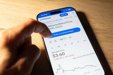 OSTRAVA, CZECHIA - 22 Ocak 2025: Resmi Melania meme para kripto para birimi satın almak için Para Üssü web sitesine tıklamak