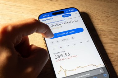 OSTRAVA, CZECHIA - 22 Ocak 2025: Resmi TRUMP mem para kripto para birimi satın almak için Para Üssü web sitesine el tıklamak