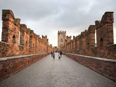 VERONA, ITALY - 28 Ekim 2024: Verona 'da Ponte di Castelvecchio kırmızı tuğla köprüsü