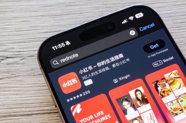 OSTRAVA, CZECHIA - 19 Ocak 2025: TikTok yasağı sonrasında RedNote sosyal ağ mobil uygulaması popülaritesi yükselen uygulama mağazası