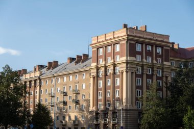 OSTRAVA, CZECHIA - 3 Ekim 2023: Çek Cumhuriyeti 'nin Ostrava kentindeki evlerde eski komünist ülkelerin tipik mimari tarzı Sorela