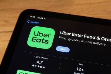 OSTRAVA, CZECHIA - 24 EYLÜL 2024: Uber Eats mobil uygulamalı uygulama restoranlardan yemek teslimatı