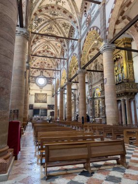 VERONA, ITALY - 28 EKİM 2024: Verona, İtalya 'daki Basilica di Santa Anastasia Kilisesi, yan koridor