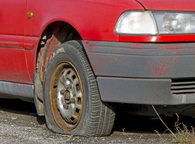 HAVIROV, CZECH REPUBLIC - 11 Kasım 2010: Tekerleği patlamış ve terk edilmiş Hyundai Pony 'nin eski enkazı