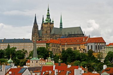 Çek Cumhuriyeti 'nde ünlü Prag Şatosu (Hradcany) ve Saint Vitus Katedrali' nin manzarası