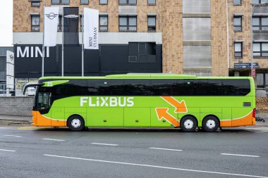 OSTRAVA, CZECHIA - 19 Ekim 2023: Mercedes-Benz Tourismo E17 RHD Flixbus taşımacılık şirketinin Ostrava, UAN otobüs durağındaki koçu