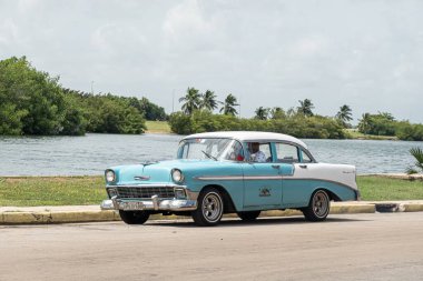 VARADERO, CUBA - 30 Ağustos 2023: Varadero, Küba 'da mavi ve beyaz Chevrolet BelAir 1956 sedan