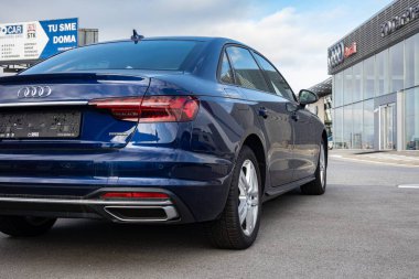 PRESOV, SLOVAKIA - 29 Ekim 2023: Audi A4 B9 mavi bar arabası galerinin önüne park edilmiş, dikiz manzaralı