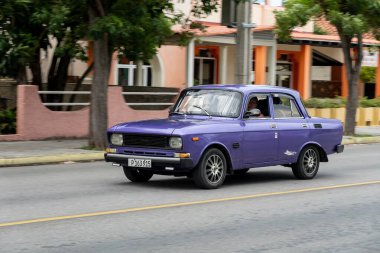 VARADERO, CUBA - 30 Ağustos 2023: Küba 'da Moskvitch 2140 (1500) Rus arabası, hareket bulanıklığı etkisi