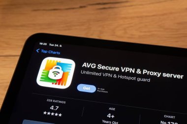 OSTRAVA, CZECHIA - EPTEMBER 24, 2024: AVG Güvenli VPN ve Proxy güvenlik mobil uygulaması yüklenecek