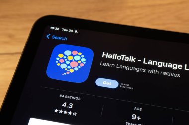 OSTRAVA, CZECHIA - EPTEMBER 24, 2024: Yerel konuşmacılarla dil öğrenmek için HelloTalk mobil uygulamalı uygulama
