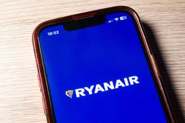 OSTRAVA, CZECHIA - 28 HAZİRAN 2025: Ryanair havayolu mobil uygulaması online uçuş biletlerini ayırtmak için elektronik araca yüklendi