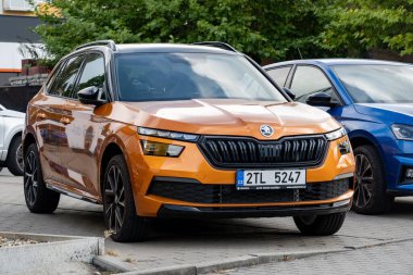 HAVIROV, CZECH REPUBLIC - 6 Ekim 2023: Orange SUV Skoda Kamiq otomobil bayiliğinde