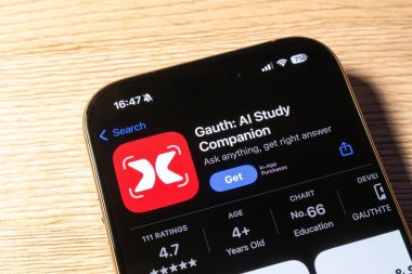OSTRAVA, CZECHIA - 28 Ocak 2025: Gauth AI Study Companion ile uygulama mağazası, popüler yapay zeka uygulaması