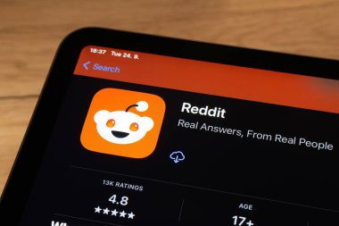 OSTRAVA, CZECHIA - 24 Eylül 2024: Akıllı telefondaki Reddit tartışma mobil uygulaması ile uygulama mağazası