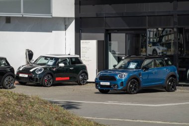 OSTRAVA, CZECHIA - 28 Eylül 2023: Mini Cooper S F66 ve Countryman II F60 aracı bayilikte sunuldu