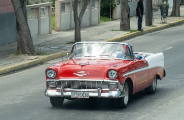VARADERO, CUBA - 30 Ağustos 2023: Kırmızı ve beyaz Chevrolet BelAir 1956 Üstü açılabilir Varadero, Küba