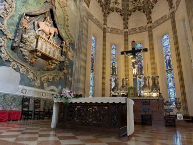 VERONA, ITALY - 28 Ekim 2024: La Basilica di Santa Anastasia katedrali, Verona, İtalya