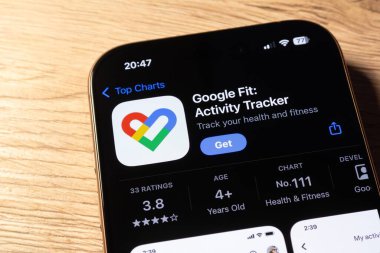 OSTRAVA, CZECHIA - 31 Ocak 2025: Google Fit fitness aktivite izleyici mobil uygulamalı uygulama mağazası