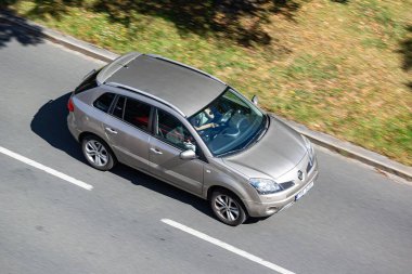 OSTRAVA, CZECHIA - 6 Ağustos 2024: Gri Renault Koleos MK1 hareket bulanıklığı efektli çapraz araba