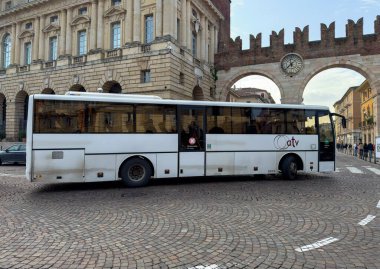 VERONA, İtalya - 28 Ekim 2024: Verona 'daki ATV toplu taşıma şirketinin Irisbus 397E.12.31 şehirlerarası otobüsü