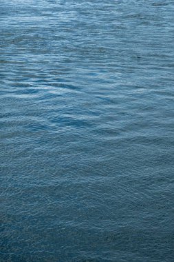 Hafif dalgalı ve dikey görüntülü soyut gök mavisi su yüzeyi
