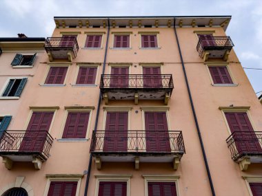 Pencereleri kapalı, alt manzaralı eski İtalyan binası.