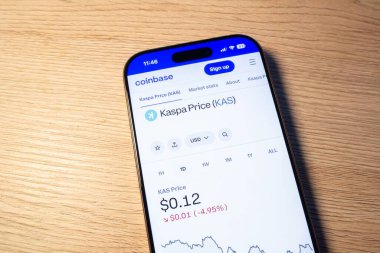 OSTRAVA, CZECHIA - 2 Şubat 2025: Kaspa KAS kripto para birimi fiyatlı sikke üssü web sitesi