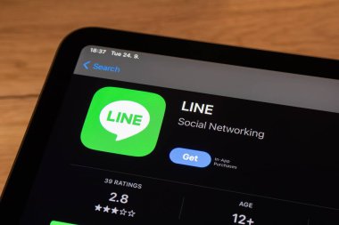 OSTRAVA, CZECHIA - 24 Eylül 2024: Hat sosyal ağ mobil uygulaması olan uygulama mağazası