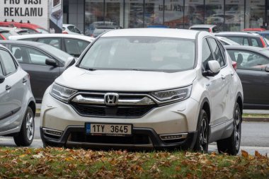 OSTRAVA, CZECHIA - 19 Ekim 2023: Beyaz Honda CR-V 5G kesişen araba caddede park halinde