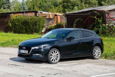 HAVIROV, CZECHIA - 5 Ekim 2023: Kara Mazda 3 (BM, BN, 3. nesil) hatchback sürümü
