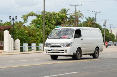 VARADERO, CUBA - 30 Ağustos 2023: Küba 'da hareket bulanıklığı etkisi olan beyaz Jinbei Haise V minibüs