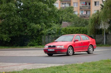 HAVIROV, CZECH REPUBLIC - 28 Temmuz 2016: Kırmızı Skoda Octavia Mk1 kaldırma aracı