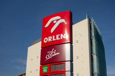POZNAN, POLAND - 12 AĞUSTOS 2018: Stop Cafe ile Polonya 'daki Orlen petrol şirketi ve benzin istasyonu