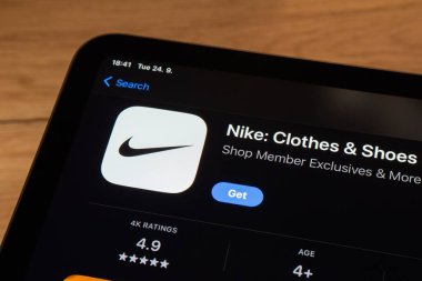 OSTRAVA, CZECHIA - 24 Eylül 2024: Nike mobil moda ve giyim mağazası uygulaması için uygulama mağazası
