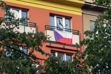 OSTRAVA, CZECH CUBLIC - 21 JUNA 2023: Çek Cumhuriyeti Vatanseveri balkonunda, ağaçların arkasında